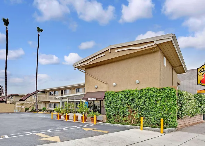 Super 8 By Wyndham Los Angeles-Culver City Area