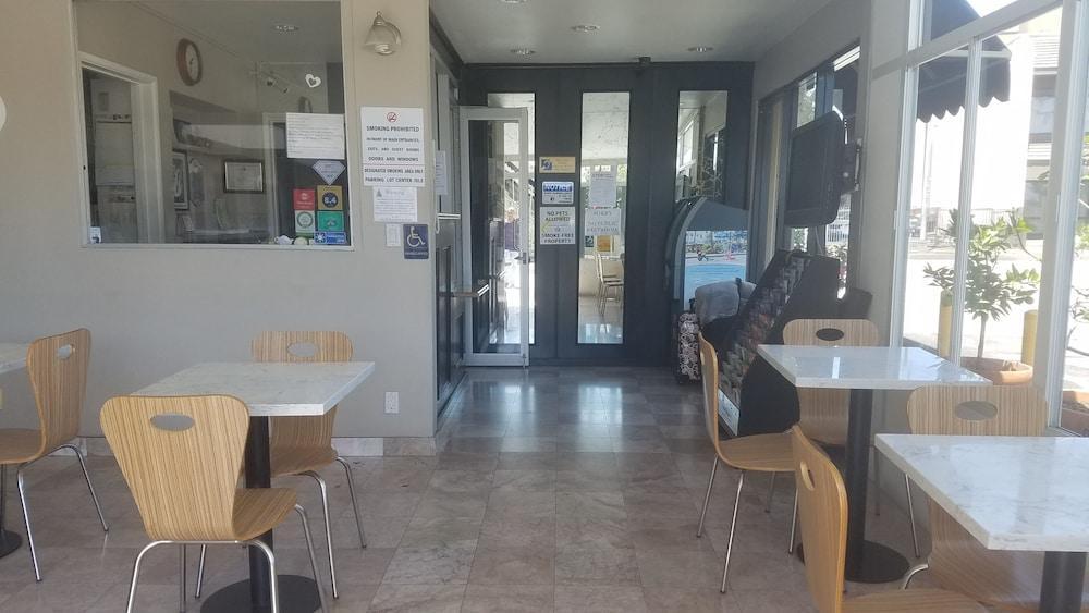 Hotel Super 8 By Wyndham Angeles-culver Area 2*
