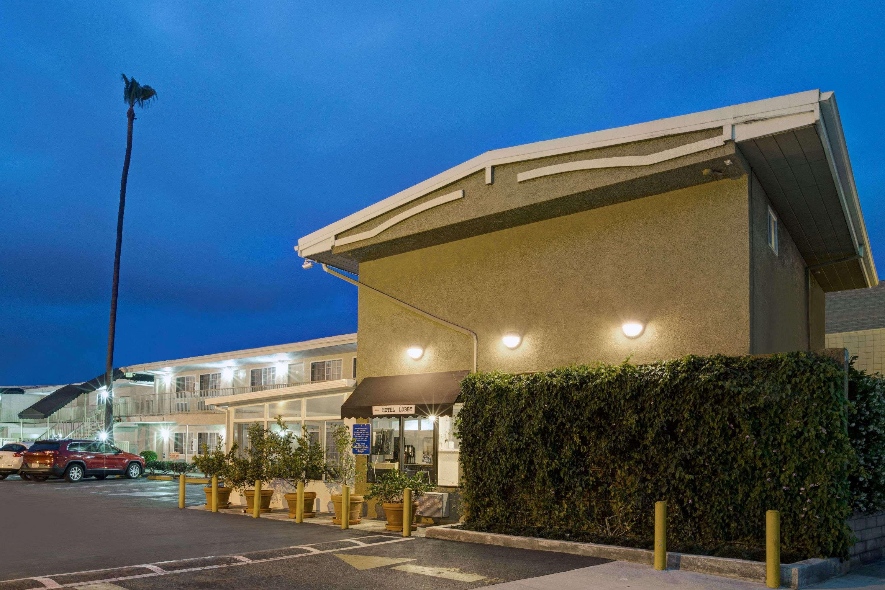 Super 8 By Wyndham Angeles-culver Area