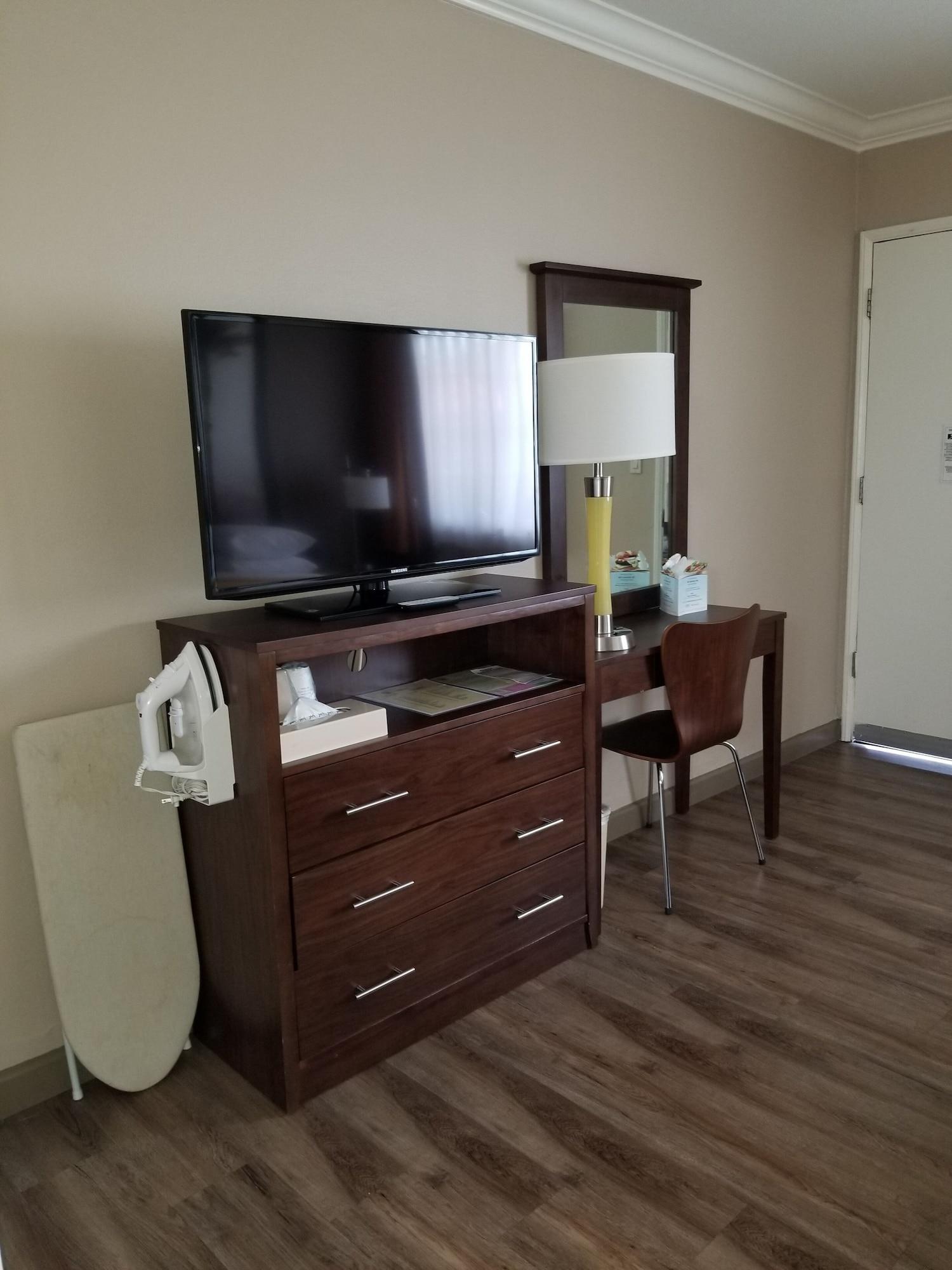 Super 8 By Wyndham Los Angeles-culver City Area
