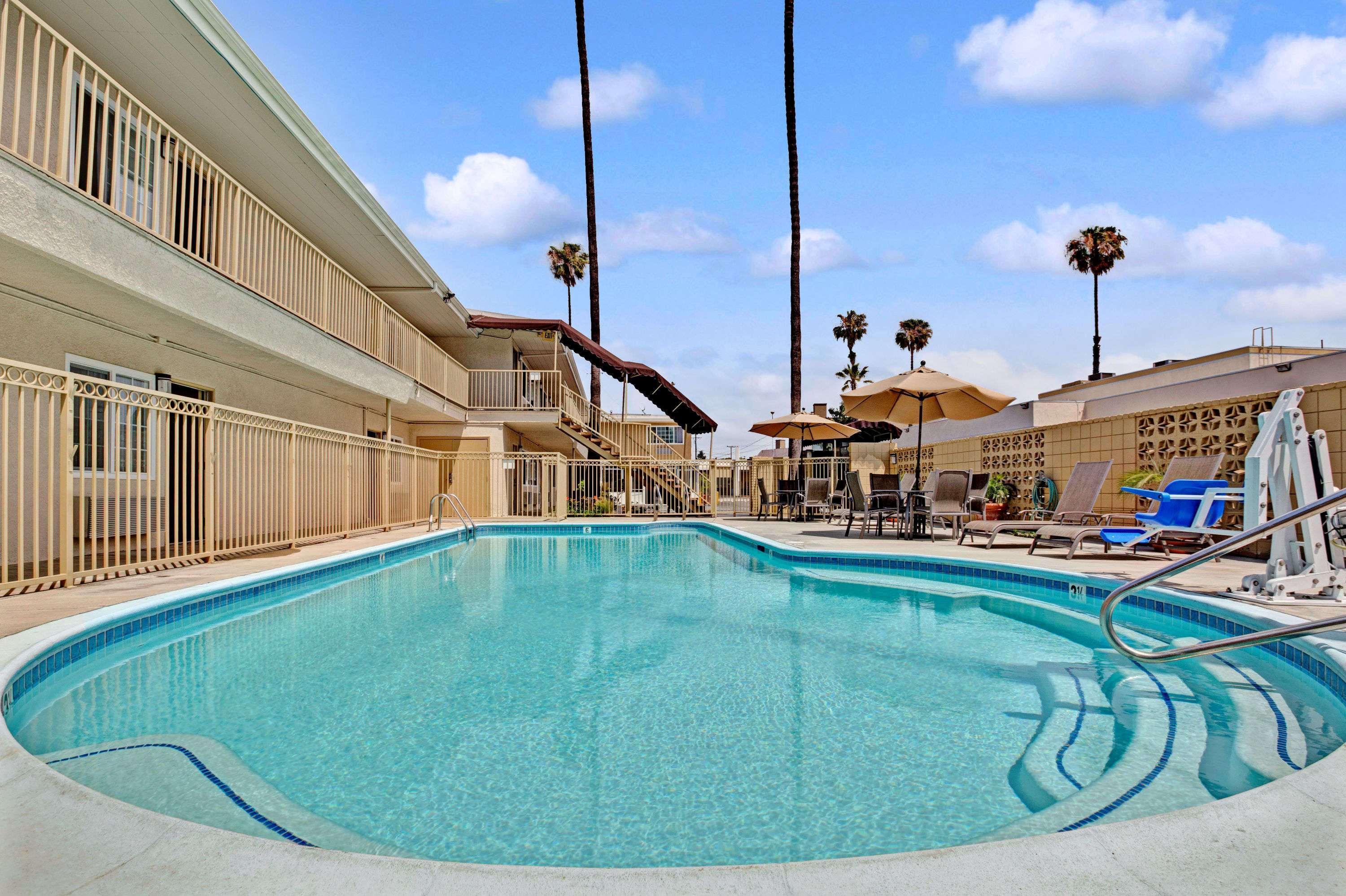 Hotel Super 8 By Wyndham Los Angeles-culver City Area 2*